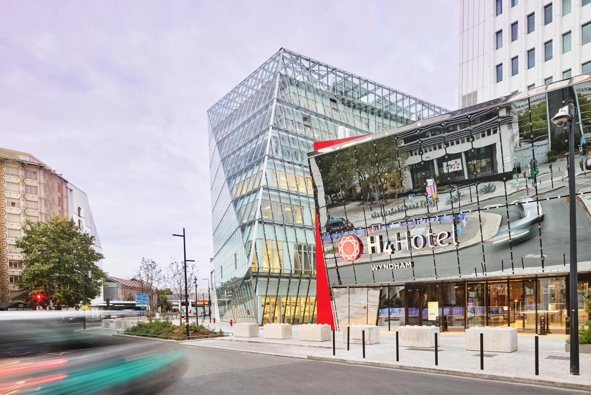 H4 Hotel Wyndham Paris Pleyel Resort Saint-Denis  Exterior photo